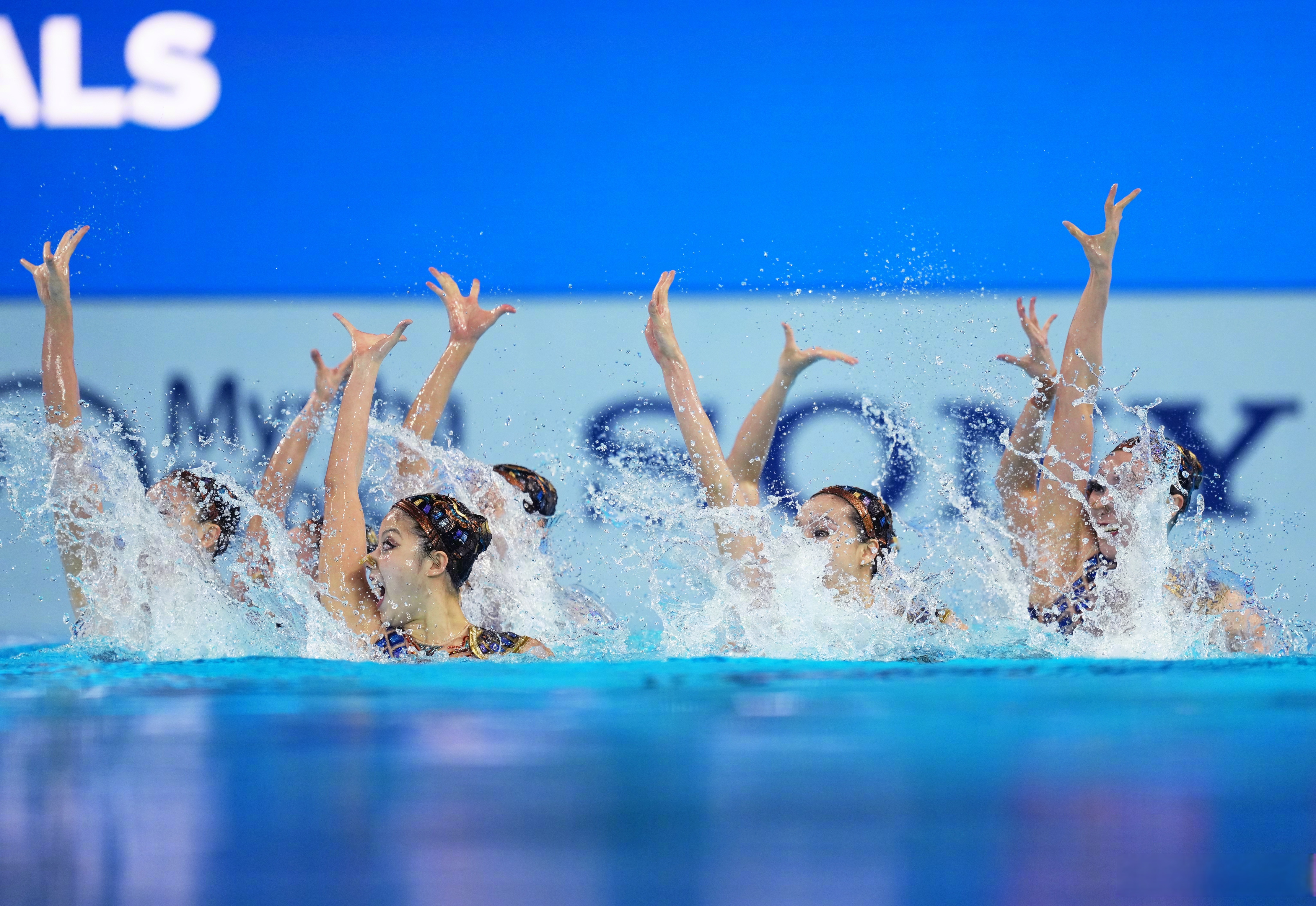 火力全开!游泳比赛数据创纪录 火力全开!游泳比赛数据创纪录