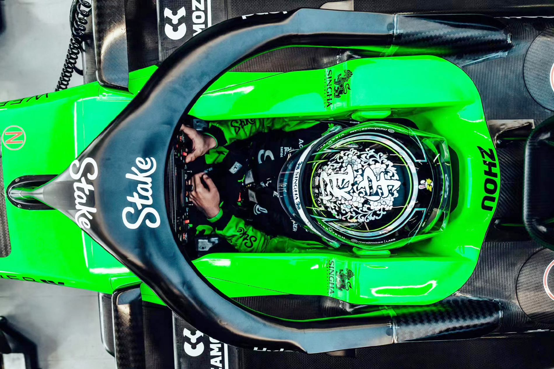 红牛车队轻取索伯车队，塞恩斯点燃赛场