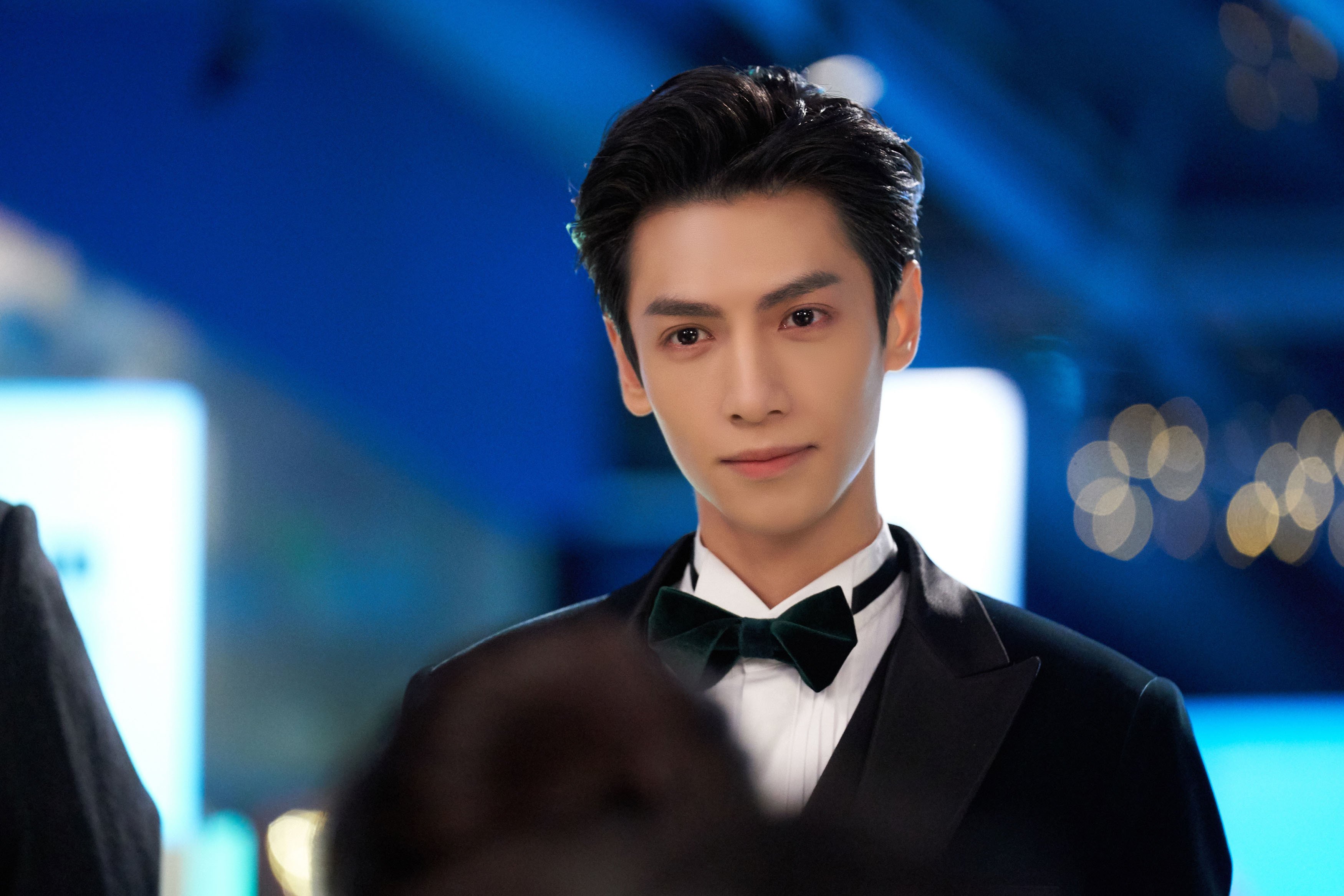 当F1引擎撕裂巴林夜空，他在凤凰城的黑暗里完成最后一击